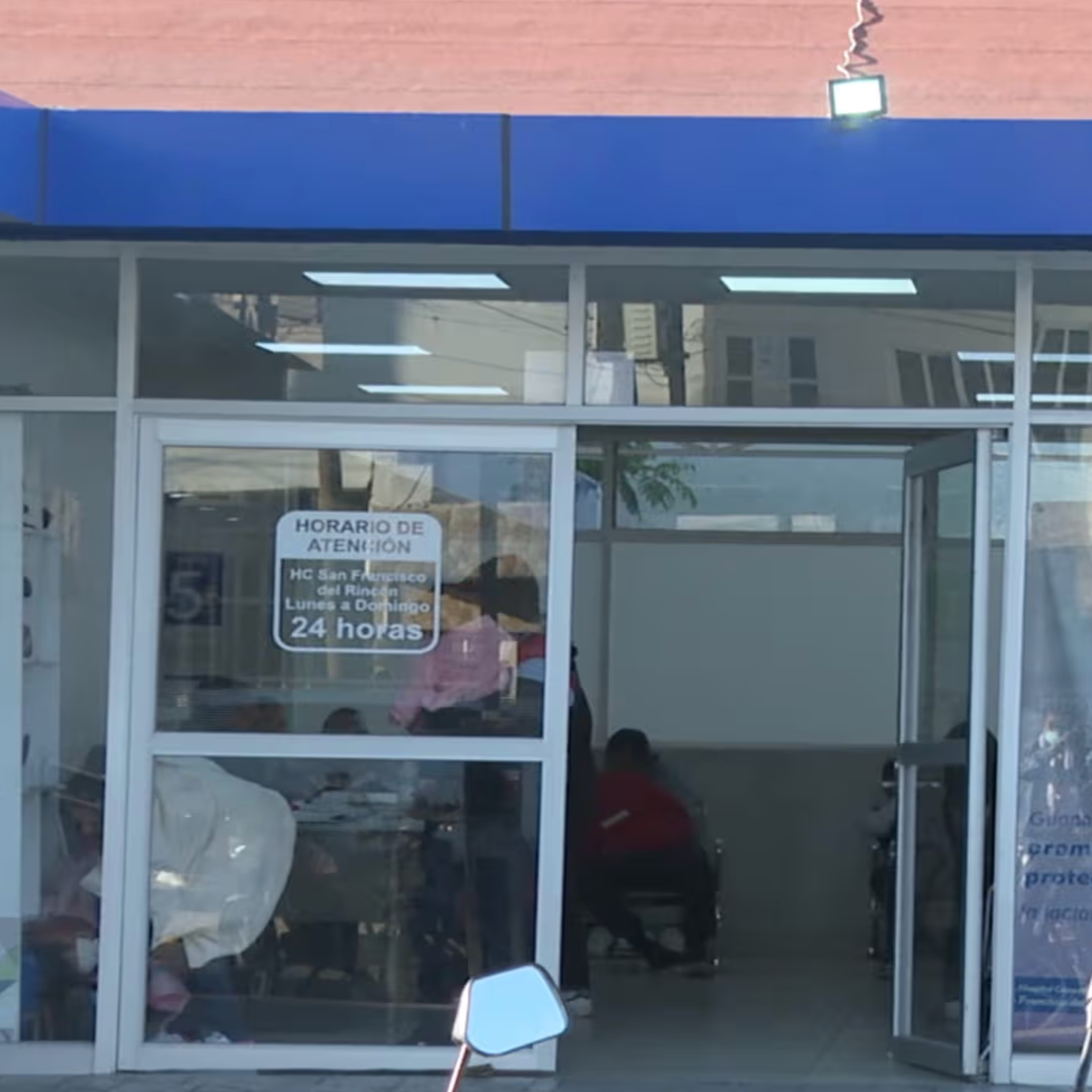 Varios invitados llegaron a la clínica.